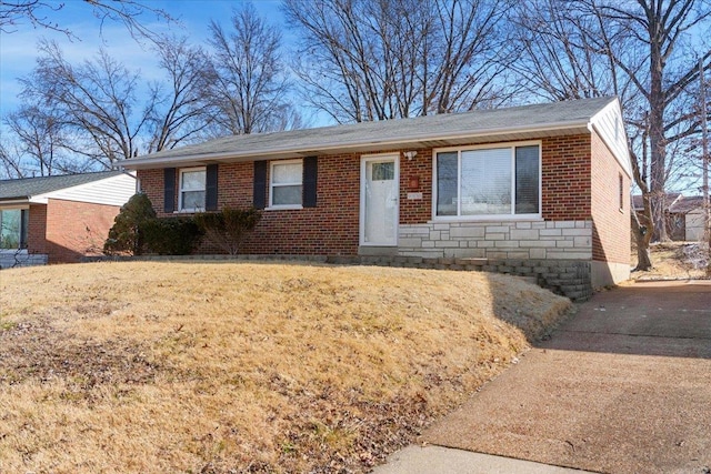 single story home featuring a front yard