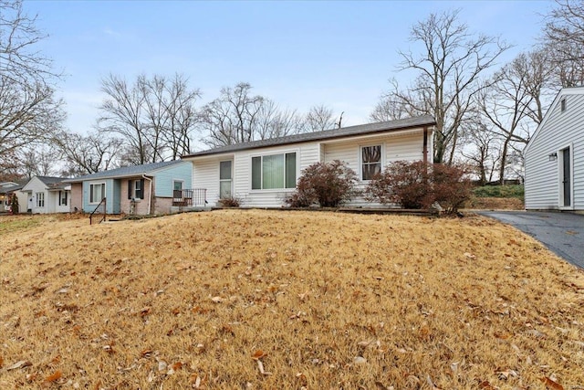 single story home featuring a front yard