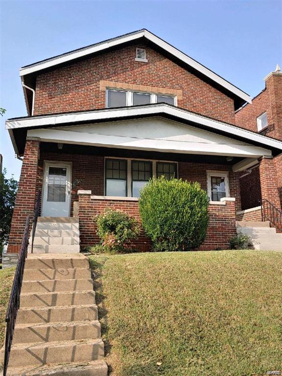 view of front facade featuring a front lawn and covered porch