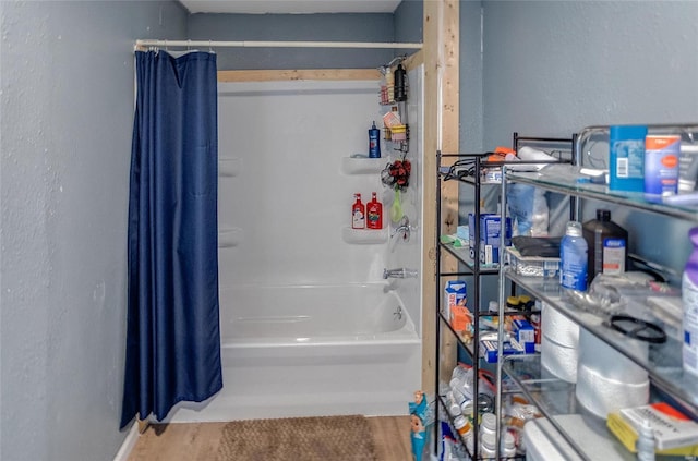 bathroom with shower / tub combo