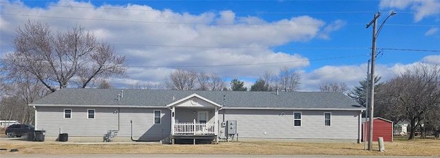 ranch-style house with covered porch and a front yard