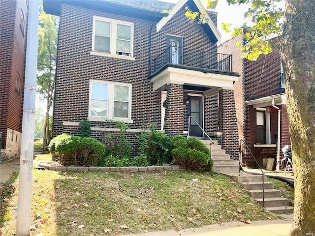 view of front of home featuring a balcony