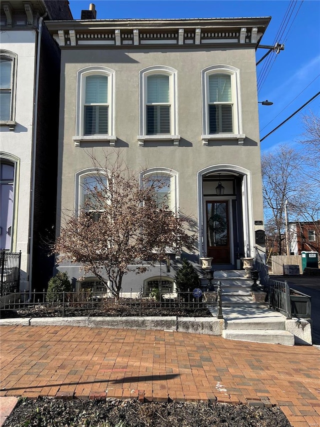 view of italianate home