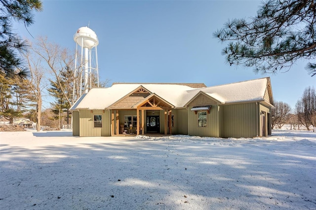 view of front facade featuring a garage