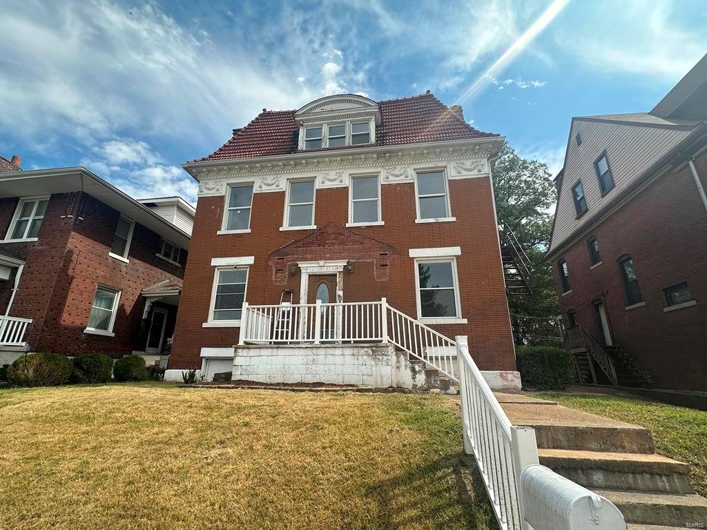 view of front of property with a front lawn