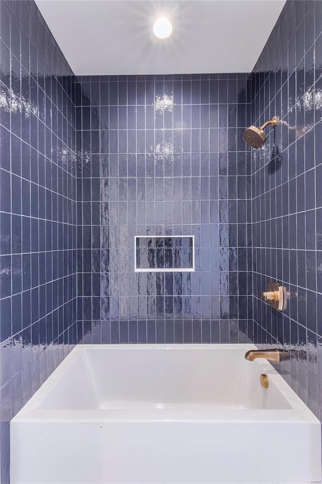 bathroom with tiled shower / bath