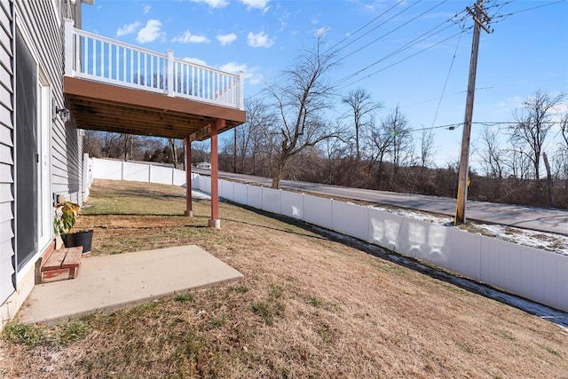 view of yard featuring a patio area