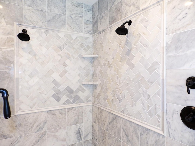 room details featuring tiled shower