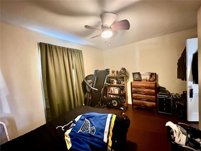 bedroom featuring ceiling fan