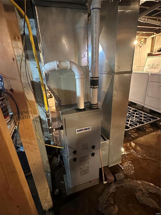 utility room featuring washing machine and clothes dryer