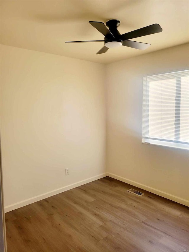 unfurnished room with dark hardwood / wood-style floors and ceiling fan