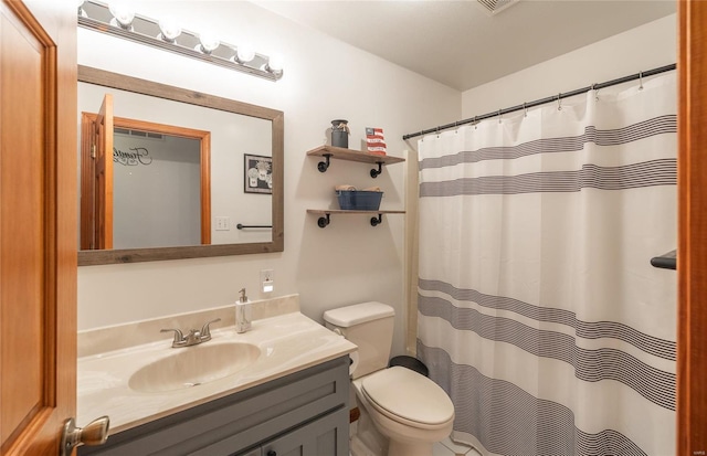 full bath with vanity, toilet, and a shower with curtain