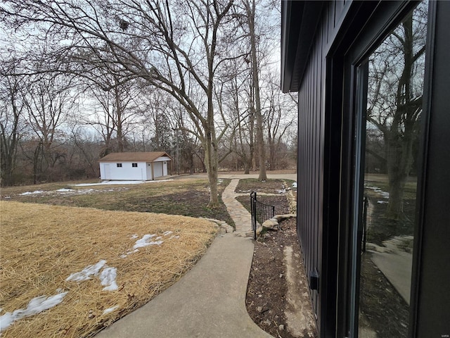 view of yard featuring an outbuilding