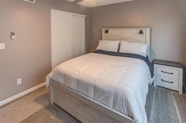 bedroom featuring carpet flooring and a closet