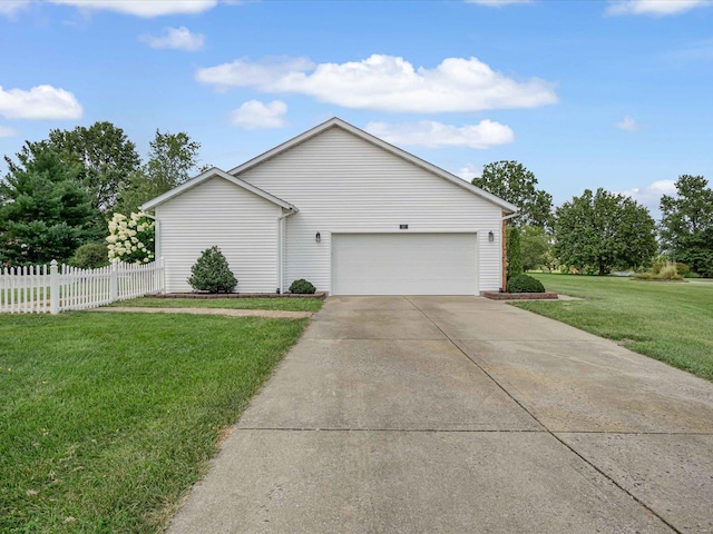 view of front facade featuring a front lawn and a garage