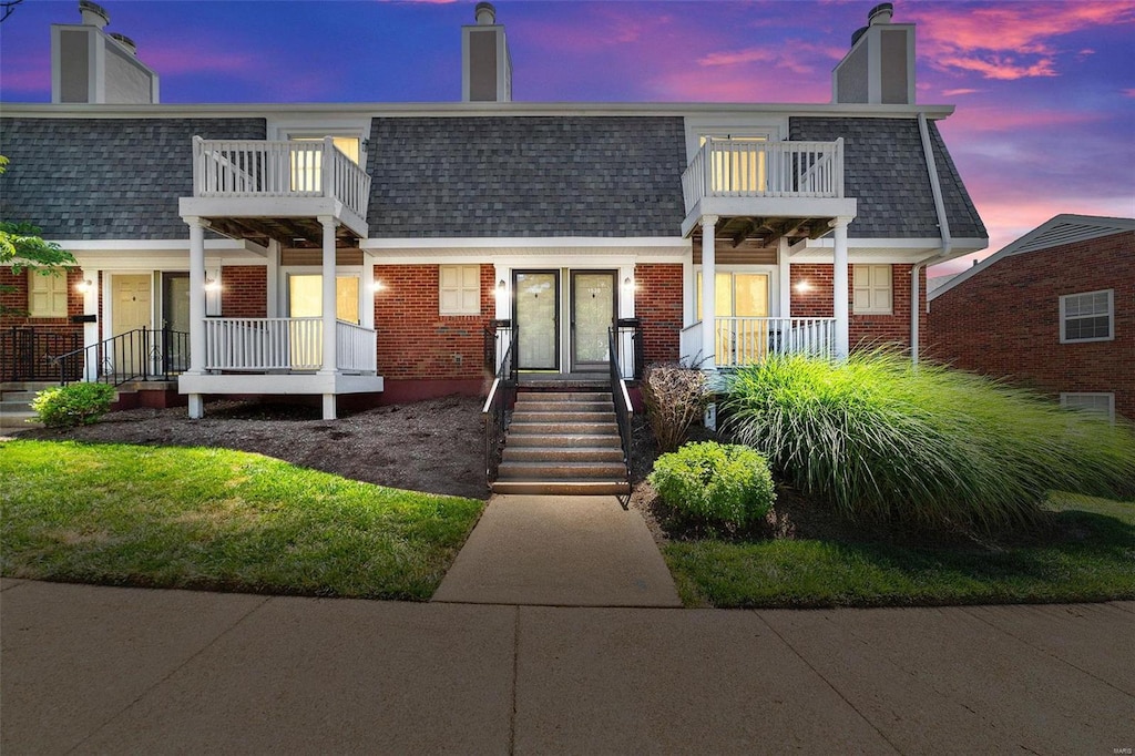 view of front of home featuring a balcony