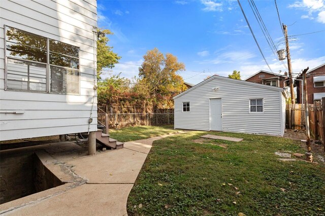 view of yard featuring an outbuilding