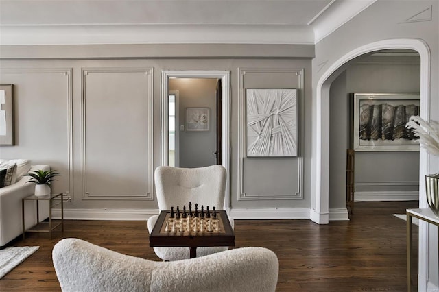 living area with dark wood-style flooring and baseboards