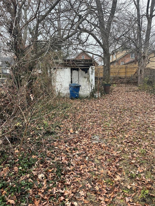 view of yard with a shed