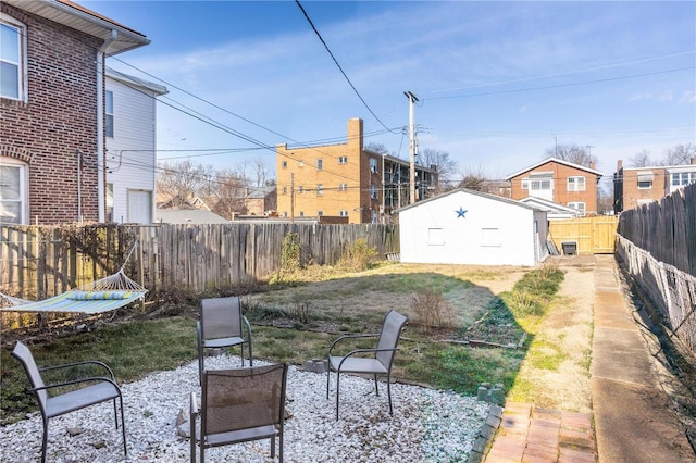 view of yard featuring an outbuilding