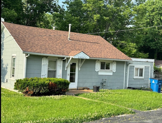 view of front of house featuring a front yard