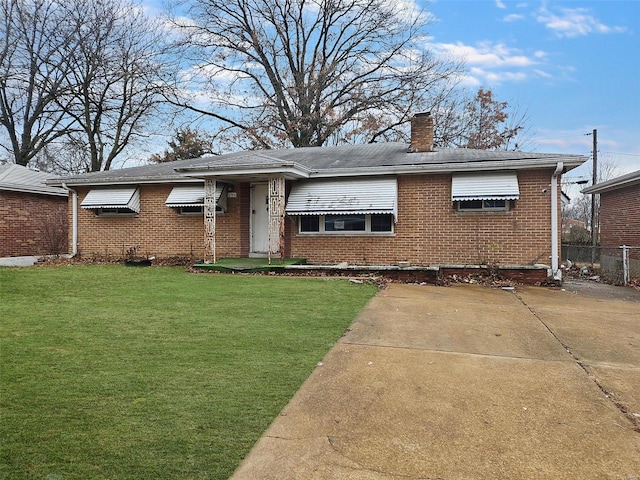 view of front of property featuring a front yard