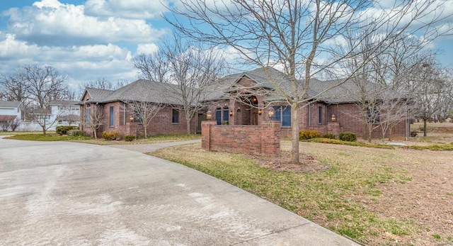 view of front of house with a front yard