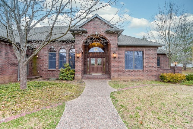 view of front of home with a front lawn