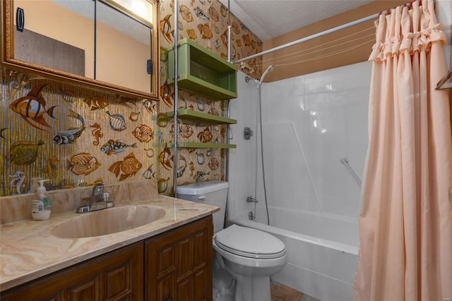 full bath featuring shower / tub combo with curtain, toilet, a textured ceiling, vanity, and wallpapered walls