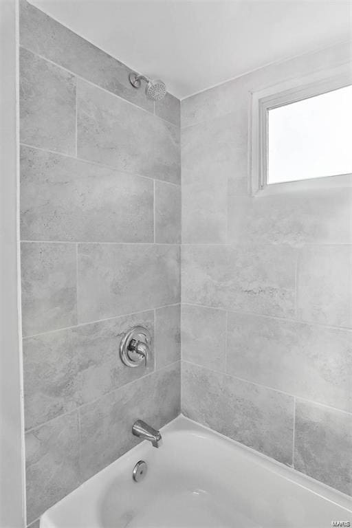 bathroom featuring tiled shower / bath combo