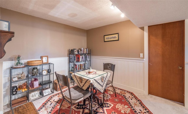 dining space featuring carpet flooring and a textured ceiling