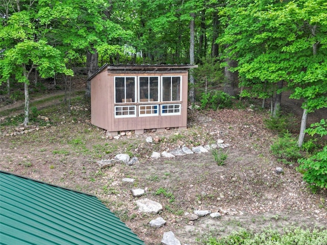 view of yard featuring a storage shed