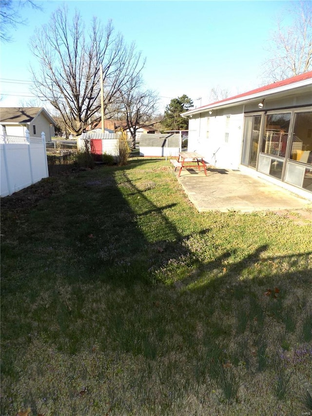 view of yard featuring a patio