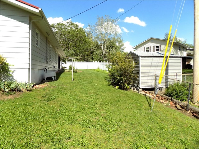 view of yard featuring a storage shed