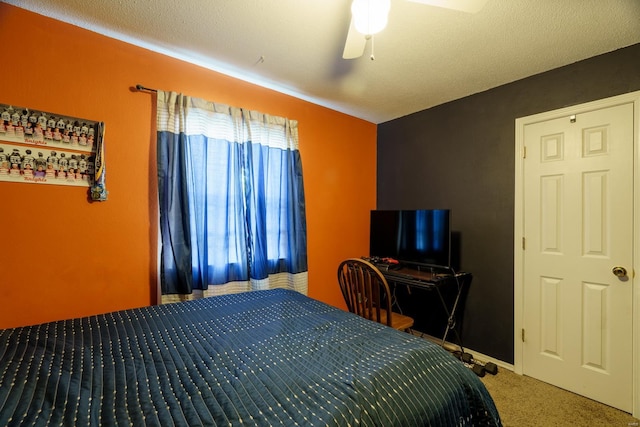 bedroom with ceiling fan, a textured ceiling, and carpet floors