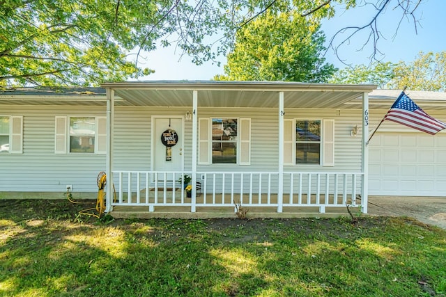 view of front of property featuring covered porch and a front yard