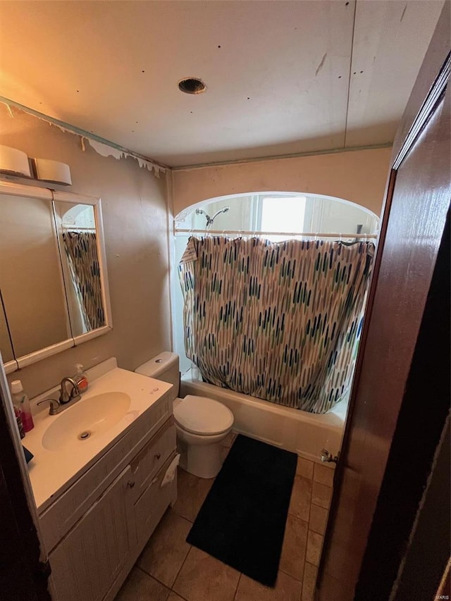 full bathroom featuring toilet, tile patterned floors, shower / bath combo, and vanity