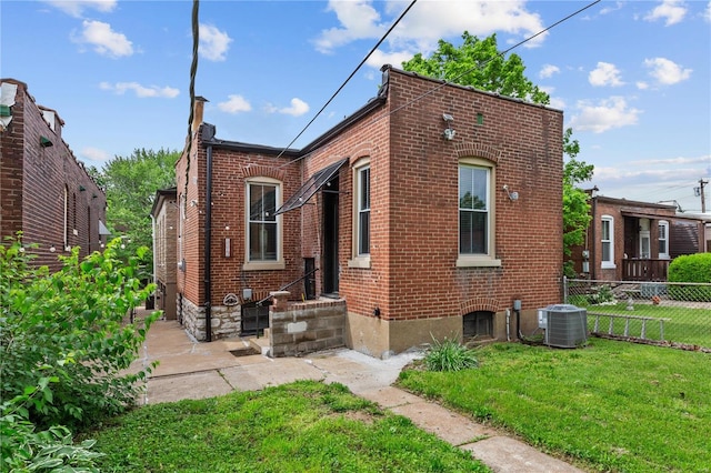 view of front of home featuring a front yard