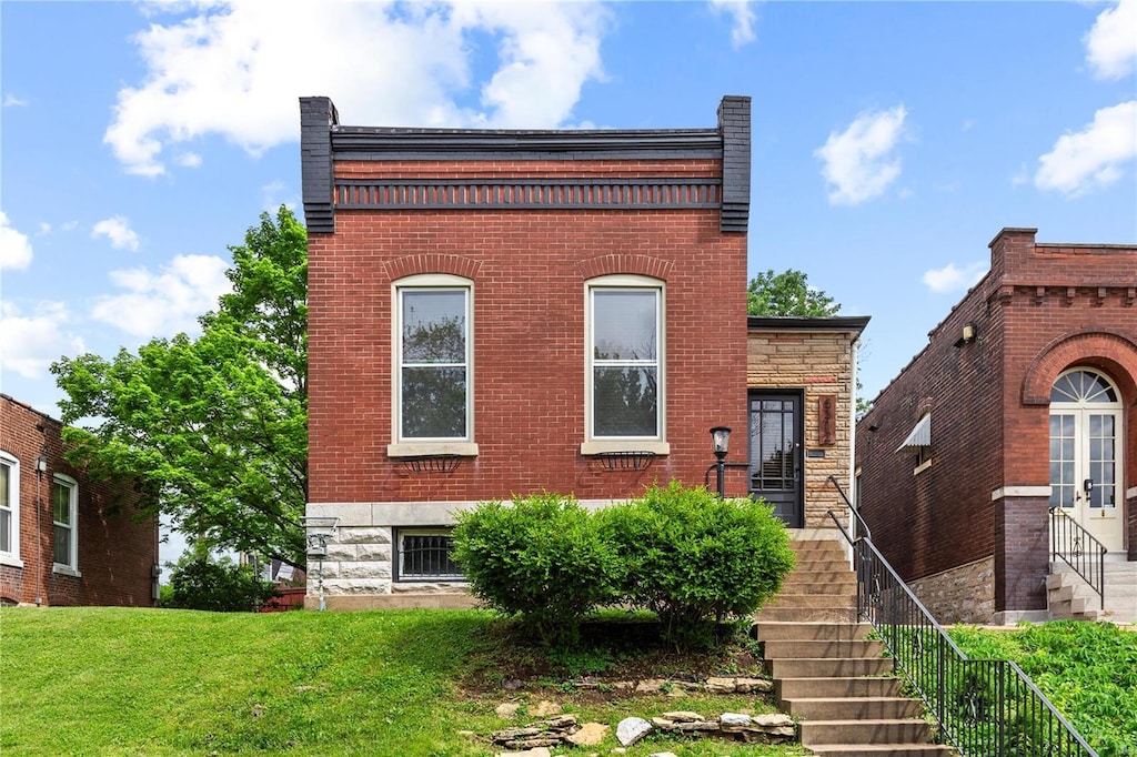 view of front of house with a front lawn