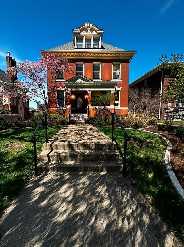 view of front of property with a front yard