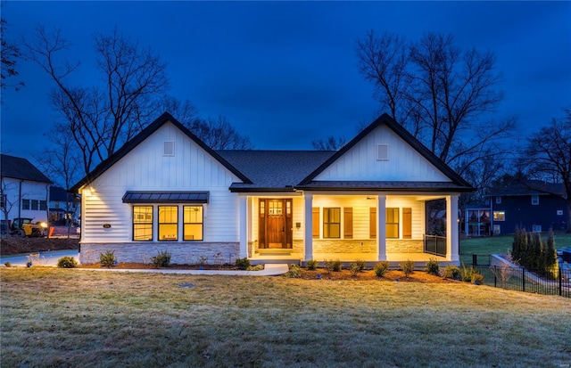 view of front of property featuring a porch and a front lawn