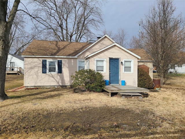 view of front of property with a front lawn