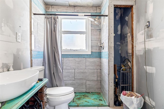 bathroom with toilet, vanity, and curtained shower