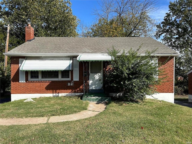 view of front of property with a front yard