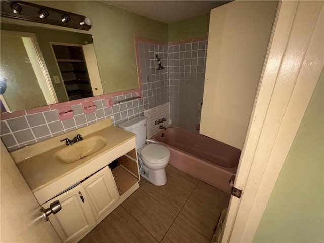 full bathroom featuring tiled shower / bath combo, tile patterned flooring, vanity, backsplash, and toilet