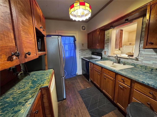 kitchen with tasteful backsplash, dark wood-type flooring, ornamental molding, a sink, and black / electric stove