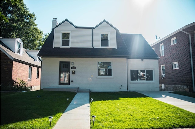 view of front of property featuring a front lawn and a porch