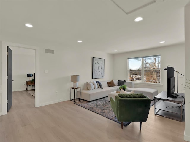 living room with light wood-style floors, recessed lighting, visible vents, and baseboards