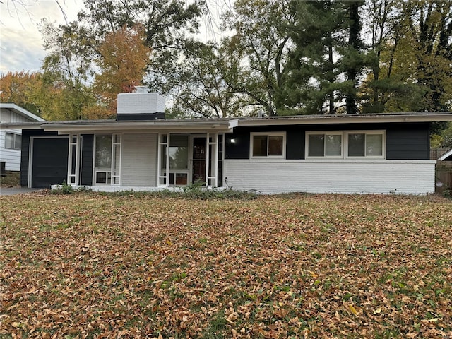 ranch-style house featuring a front yard