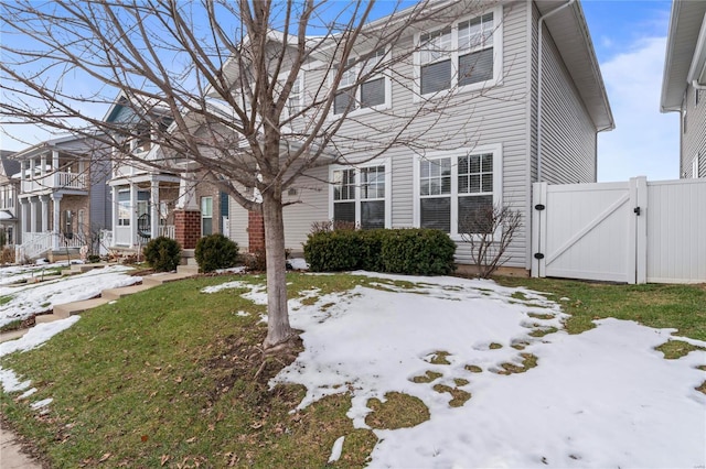 view of front of house featuring a yard